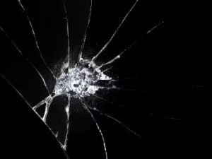 В Якутске пешеход, которого окатила водой из лужи проезжающая машина, отомстил броском камня в стекло