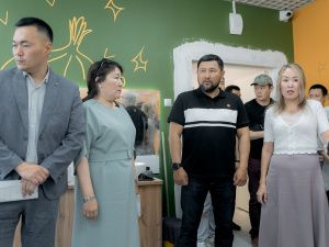 Евгений Григорьев осмотрел Саха-корейскую школу и школу № 16 после капитального ремонта