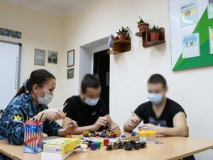 В следственном изоляторе несовершеннолетние изготовили поделки и подписали открытки ко Дню матери