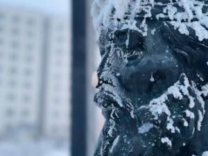 Полиция разыскивает злоумышленников, осквернивших скульптуру Семена Дежнева