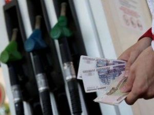 Николаев: рост цен на топливо в Якутии связан с северным завозом