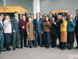 Двадцать новых автобусов передали школам и колледжам в Якутии