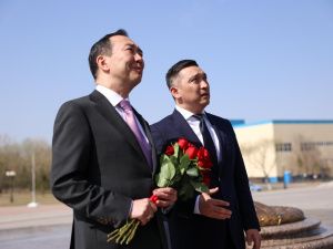 Глава Якутии возложил цветы к монументу защитникам Отечества в Астане