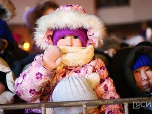 Фоторепортаж: зажжение новой новогодней ёлки в Якутске