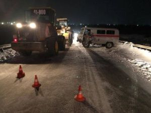 Нетрезвый водитель «санитарки» въехал в погрузчик. Мужчину госпитализировали с травмами