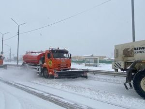 Городские службы активизировали силы по уборке дорог после обильного снегопада