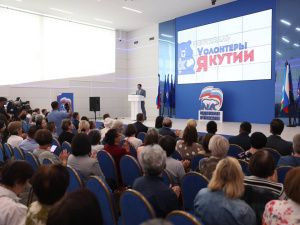 Айсен Николаев наградил волонтёров специальной военной операции