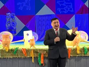 В День родного языка и письменности ТЮЗ представил по школьной программе спектакль «Старушка Бэйбэрикээн с пятью коровами»