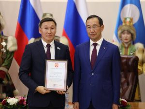 Айсен Николаев вручил 35 якутянам государственные награды