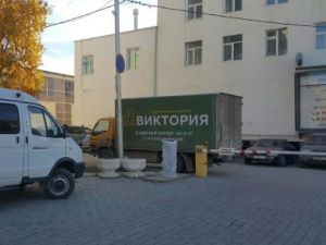 Грузовики мебель-салона «Виктория» теперь паркуются у мэрии Якутска