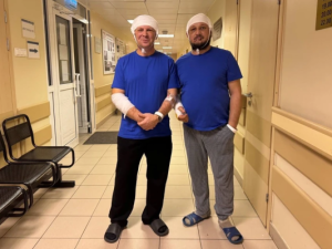 «Казалось, что вся Россия переживала, телефоны разрываются». Пострадавшие от нападения медведя якутские вахтовики проходят лечение в Москве 