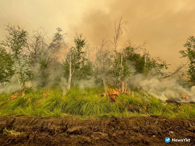 Пожар находится в ста метрах от села Кылайы Усть-Алданского улуса. Эвакуировано 136 человек