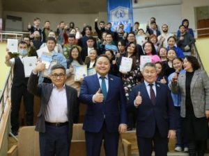 Альберт Семенов поздравил и наградил самых активных студентов АГАТУ