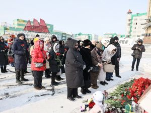 Представители национальных общин Якутии возложили цветы в память о жертвах теракта в Подмосковье