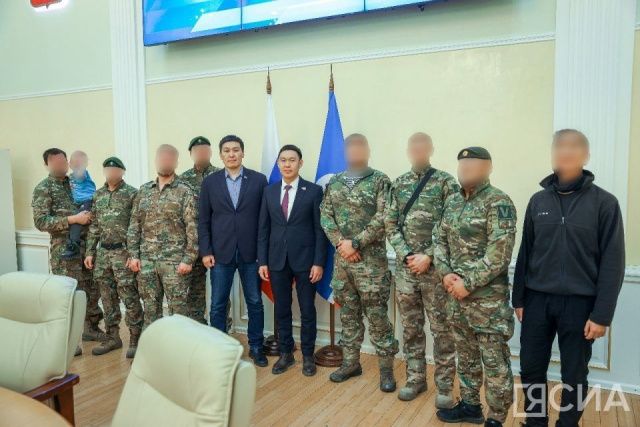 В Якутске бойцам СВО традиционно вручили якутские ножи