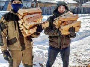 Росгвардейцы Якутска помогли по хозяйству семье погибшего сотрудника