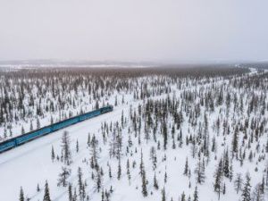 ЖДЯ объявляет скидку 50% на проезд школьников в период летних каникул