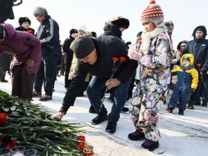 Якутяне несут цветы к мемориалу памяти жертв теракта в Подмосковье