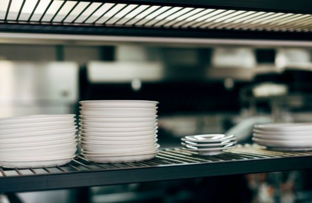 В общепитах Мирного выявлены нарушения: Отсутствие ветеринарных документов и хранение продуктов с истекшим сроком годности