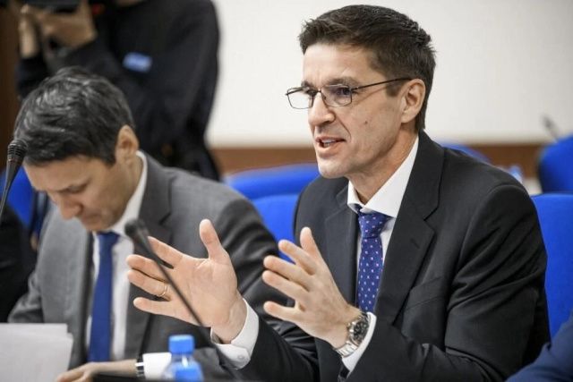 Глава Мирнинского района отчитался, что нефтяной гигант купил для школ турникет, пару аккумуляторов и музыкальные инструменты