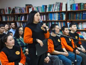 Айсен Николаев встретился с победителями молодёжного фестиваля «Муус устар» из Горного района