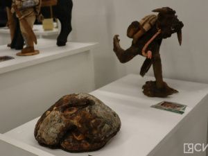 Мастер резьбы по дереву из Горного района представил героев Олонхо на фестивале NeoOlonkho в Якутске