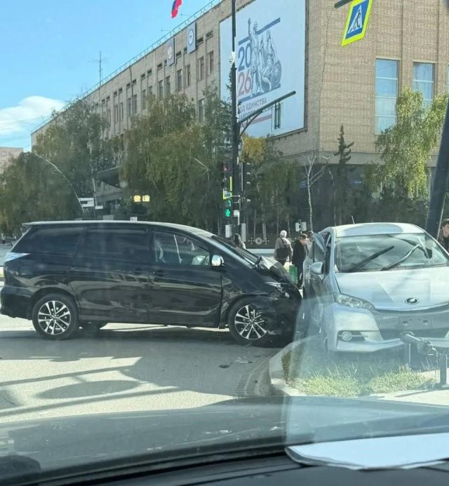 В центре Якутска столкнулись две машины, четверо пострадавших
