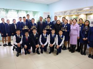 Айсен Николаев встретился со школьниками, победившими в конференции «Шаг в будущее» 