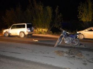 В Якутске пьяный мотоциклист выехал на встречную полосу и врезался в автомобиль