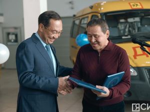 Двадцать новых автобусов передали школам и колледжам в Якутии
