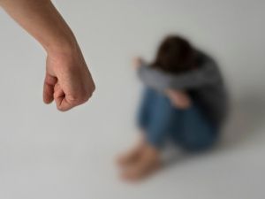 В Якутске мужчина жестоко избил сожительницу из-за замечания о пьянстве