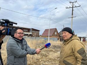 Участники предварительного голосования «Единой России» помогают якутянам с откачкой талых вод