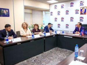 По поручению Айсена Николаева семье с ребенком-инвалидом будет предоставлена новая квартира 