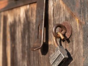 В Намском улусе трое школьников украли из гаража предпринимателя газировку и сладости