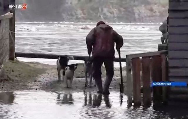 В Олёкминске прохудилась дамба, но чиновников это не заботит