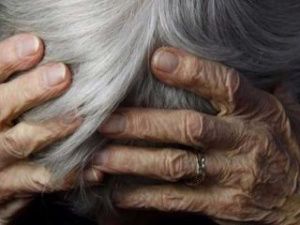 Житель Якутии избил мать-пенсионерку и обещал убить