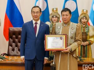 Айсен Николаев вручил якутянам государственные награды в преддверии Нового года