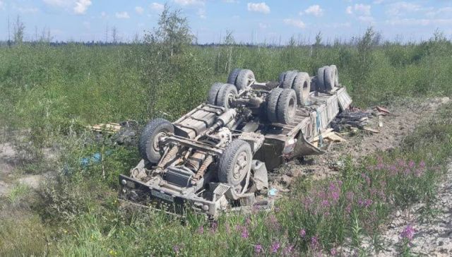 На дороге «Вилюй» перевернулся КамАЗ с полуприцепом. Водитель погиб на месте