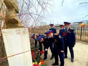 В преддверии Дня Победы в Великой Отечественной войне сотрудники следственного отдела по г. Якутску провели работы по благоустройству сквера им. Героя Советского Союза Федора Попова