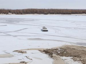 Перевозки через реку Лену ведутся в условиях межсезонья