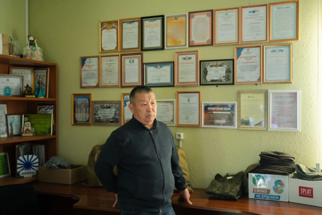 Глава Якутска Дмитрий Садовников посетил добровольческий швейный цех «Илии сылааhа» («Тепло рук») в Якутске