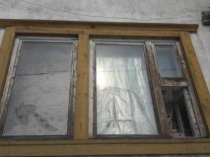 В Аллаиховском районе женщина разбила окно своей соперницы