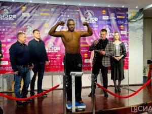 Взвешивание и дуэль взглядов: боксеры турнира «Вызов Севера» продемонстрировали готовность к бою