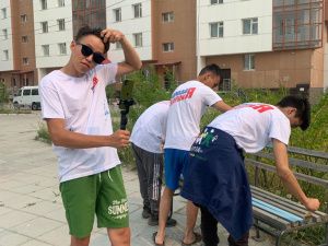 Молодогвардейцы провели косметический ремонт скамеек