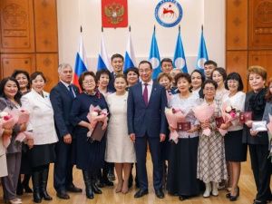 Лучшим педагогам-наставникам вручили премию Главы Якутии