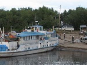 Теплоход «Емельян Ярославский» с пробоинами застрял у Ленских столбов