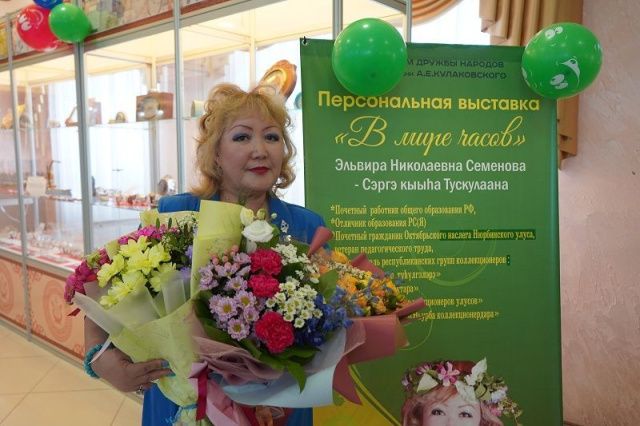 Открылась выставка Эльвиры Семеновой «В мире часов»