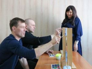 Новая арт-терапевтическая методика используется психологами в исправительной колонии № 7