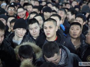 Ил Дархан и мэр Якутска выступили перед разгневанными жителями Якутии