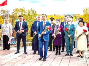 Айсен Николаев возложил цветы к памятнику воинам, погибшим в годы Великой Отечественной войны
